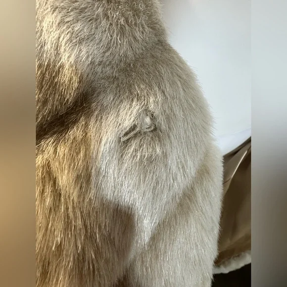 Dennis Basso Elegant Tan Faux Fur Coat sz L - Picture 7 of 10